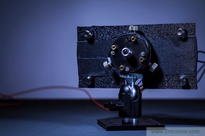 室內激光無線充電新技術亮相，可媲美傳統 USB 線纜