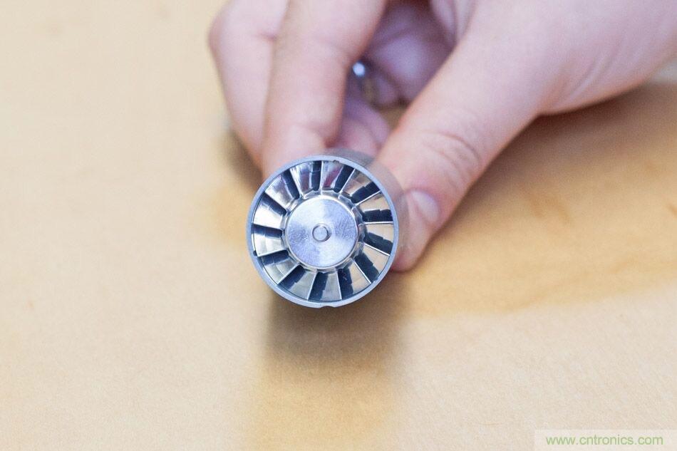 拆解戴森吹風機：近三千元的價格貴在哪？