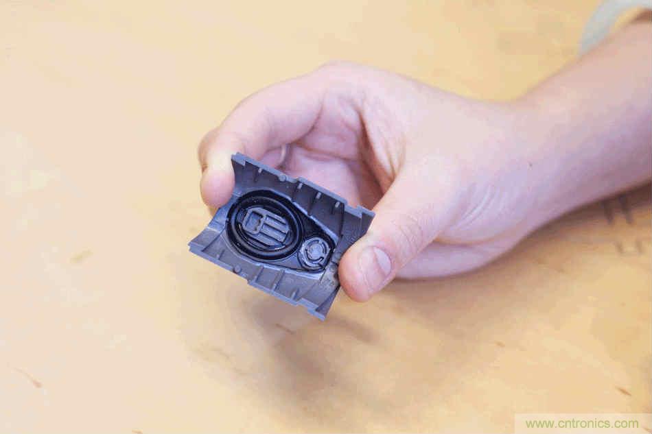 拆解戴森吹風機：近三千元的價格貴在哪？