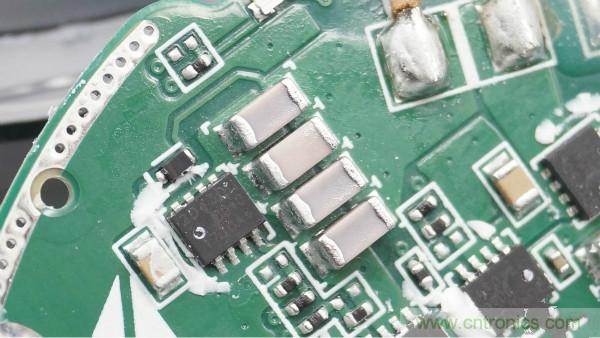 拆解華為保時捷設計快充無線充電器：憑啥能賣699？