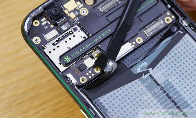 拆解黑鯊手機：多級直觸一體式液冷係統有什麼門道？