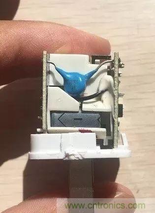 拆了個電容之後，我的iPhone也會自動訂房了