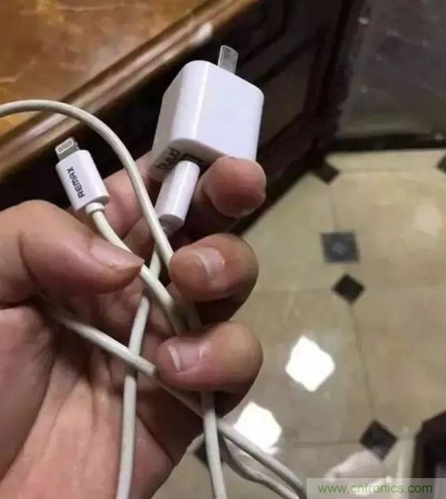 拆了個電容之後，我的iPhone也會自動訂房了