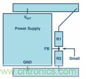 如何使用電源設計中的分壓器調節輸出電壓？