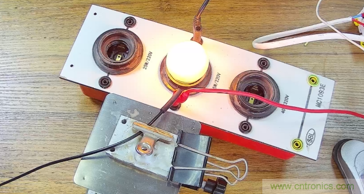 電燈泡內通有交流電，為什麼看不到燈泡在閃爍？