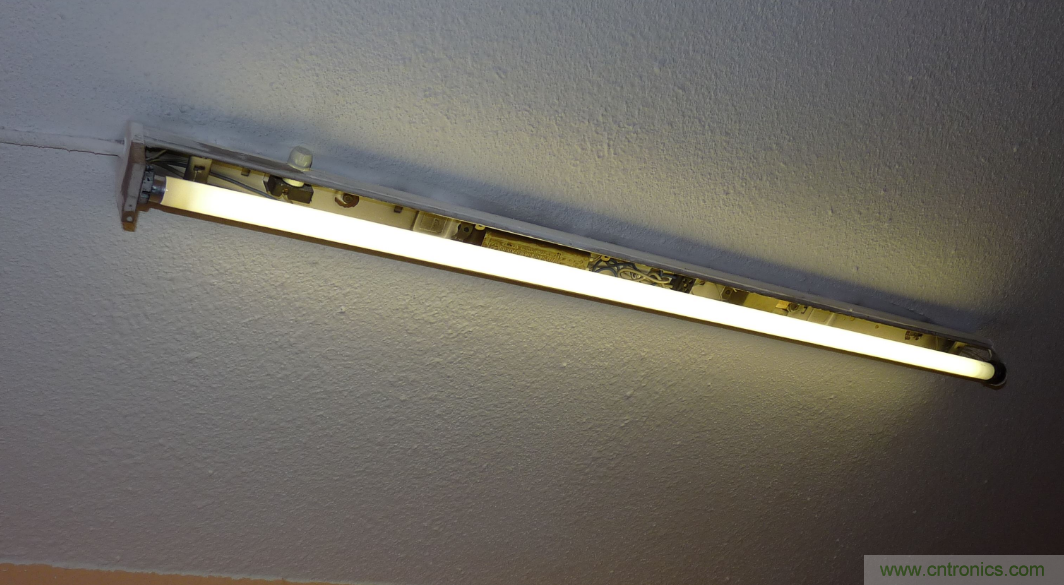 電燈泡內通有交流電，為什麼看不到燈泡在閃爍？