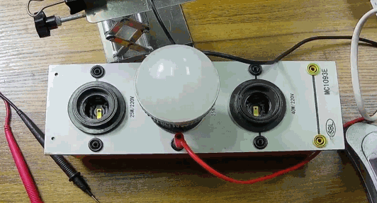 電燈泡內通有交流電，為什麼看不到燈泡在閃爍？