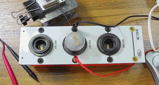 電燈泡內通有交流電，為什麼看不到燈泡在閃爍？