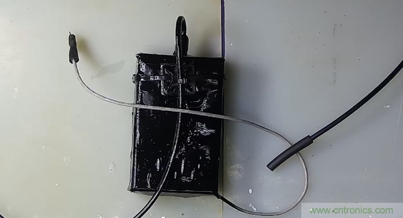 電燈泡內通有交流電，為什麼看不到燈泡在閃爍？