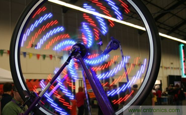 電燈泡內通有交流電，為什麼看不到燈泡在閃爍？