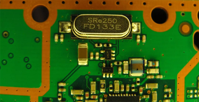 單片機中晶振的工作原理是什麼？