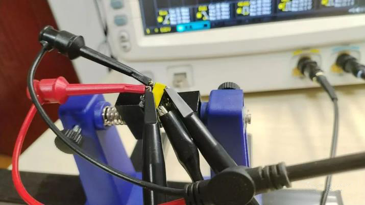 如何利用示波器快速判斷變壓器的同名端和異名端？